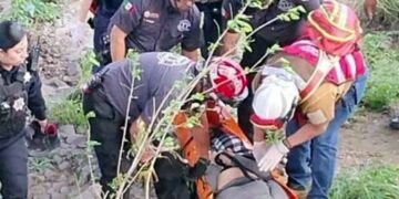 Mujer es rescatada con vida tras lanzarse del Puente Atirantado en San Pedro, NL