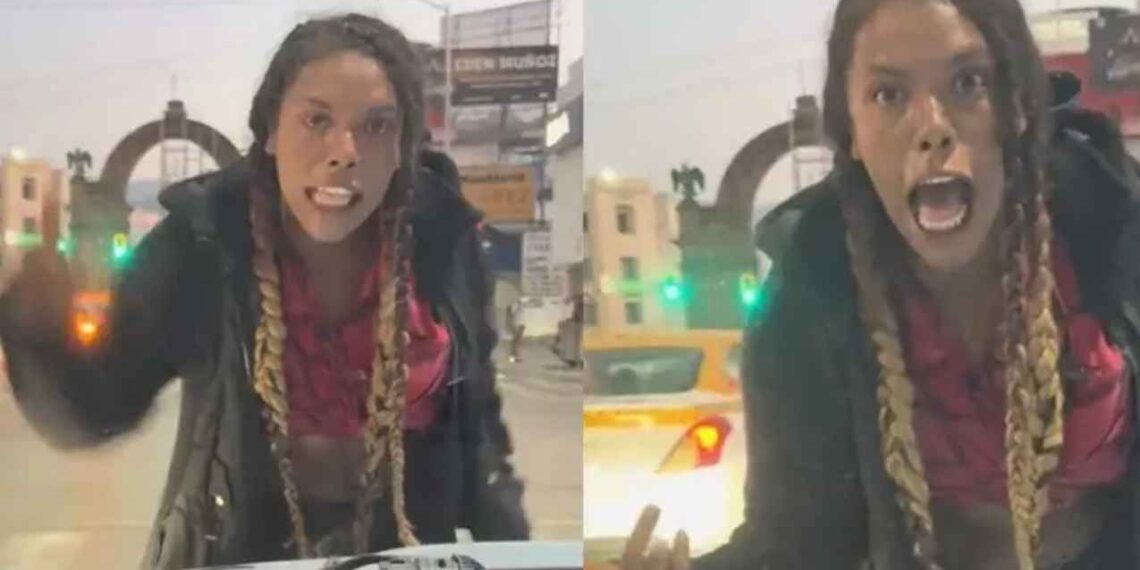 Mujer exige dinero golpeando un auto en Monterrey; video se vuelve viral en TikTok