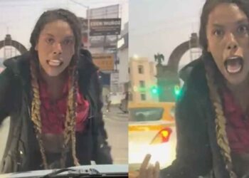 Mujer exige dinero golpeando un auto en Monterrey; video se vuelve viral en TikTok