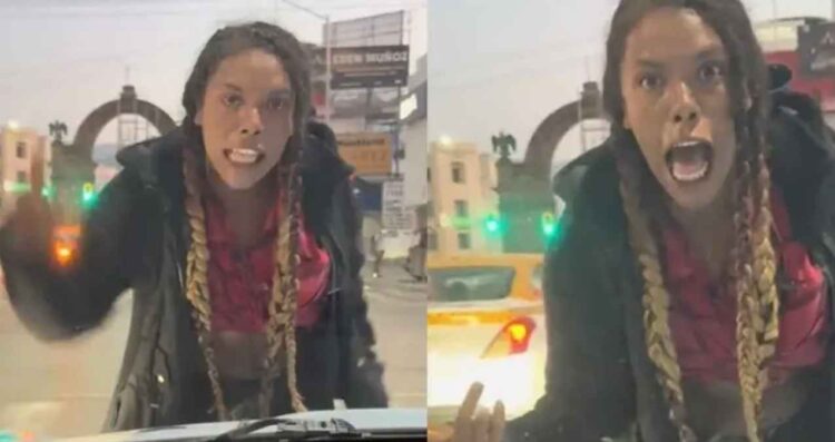Mujer exige dinero golpeando un auto en Monterrey; video se vuelve viral en TikTok