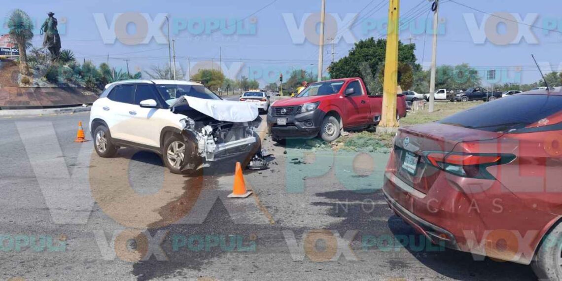 Omite semáforo y provoca aparatoso choque en libramiento hacia Soto la Marina de Ciudad Victoria