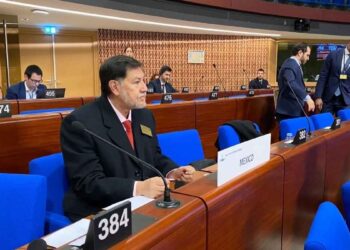 Oposición califica de “hipócrita” a Noroña por viajar en Business Class; él presume Reforma Judicial en Francia
