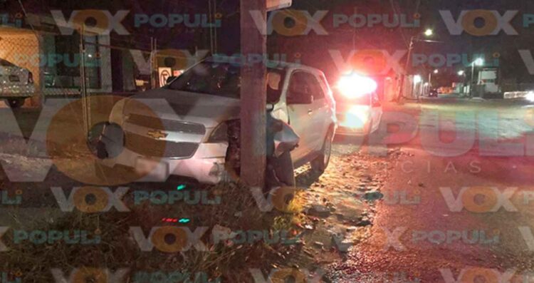 Parranderos abandonan camioneta tras chocar contra poste en Ciudad Victoria, Tamaulipas