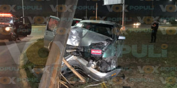 Parranderos chocan contra poste y huyen heridos en Ciudad Victoria, Tamaulipas