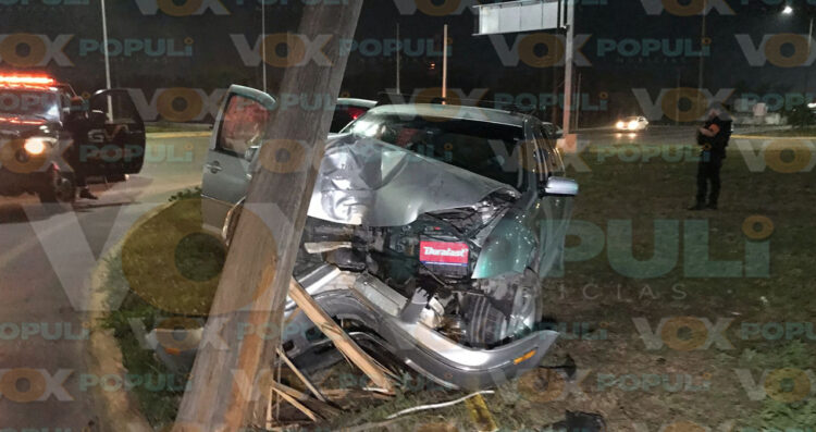 Parranderos chocan contra poste y huyen heridos en Ciudad Victoria, Tamaulipas