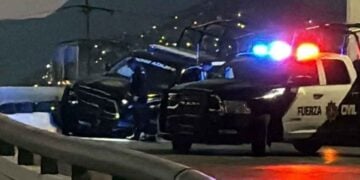 Patrulla de la Fuerza Civil choca contra un muro de contención frente al Palacio Municipal de Monterrey