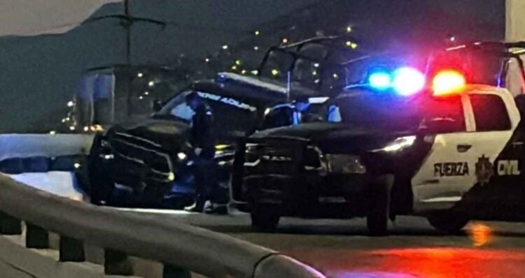 Patrulla de la Fuerza Civil choca contra un muro de contención frente al Palacio Municipal de Monterrey