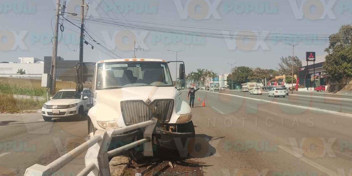 Pipa impacta puente Tampico