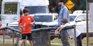 Piqué disfruta de tiempo con sus hijos mientras Shakira continúa su gira