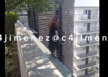 Policías y rescatistas evitan tragedia en CDMX joven intentó arrojarse de un edificio