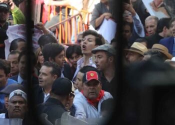 Policías y taurinos se enfrentan en protesta en el Congreso de la CDMX VIDEOS