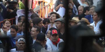 Policías y taurinos se enfrentan en protesta en el Congreso de la CDMX VIDEOS