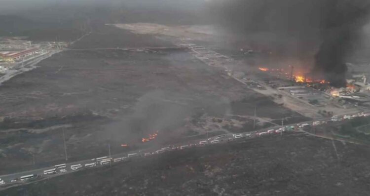 Protección Civil de Nuevo León sigue trabajando en el fuerte incendio de fábrica en la carretera a García | Así luce