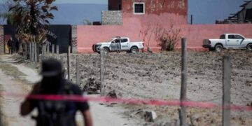 En Teuchitlán, Jalisco, continúan las labores de búsqueda en el Rancho Izaguirre, donde colectivos de búsqueda y autoridades han identificado un cuarto horno, donde podrían encontrarse restos humanos. Hasta la tarde de este jueves, se seguían realizando trabajos de prospección en varios cuadrantes del terreno, tanto dentro como en los alrededores del rancho. Sin embargo, no se han realizado excavaciones hoy, las cuales se llevarán a cabo mañana. Los colectivos narraron las labores que se han realizado dentro del rancho. En una entrevista, un miembro de los colectivos de búsqueda comentó que se había identificado un cuarto punto de interés con restos humanos en el Rancho Izaguirre. El cual se ubica en la comunidad de La Estanzuela, en Teuchitlán. "Sí, efectivamente, como lo mencionas, y aparte un cuarto horno crematorio. Ahora, como el equipo de ciencias forenses está trabajando con los tres hornos que encontramos el día 5, yo creo que mañana comenzarán a trabajar con este cuarto que ya nos señalaron. Lo que queremos es recuperar todos los cuerpos y restos humanos que estén sepultados", explicó el integrante del colectivo. Cuarto horno clandestino en Teuchitlán Se dio con un posible cuarto horno crematorio, después de más de dos horas de trabajo coordinado entre la Fiscalía de Jalisco, la Comisión Nacional de Búsqueda y los colectivos. Aunque será necesario realizar una excavación, la cual comenzará el día viernes. Por lo tanto, el cuarto horno crematorio deberá ser confirmado por las autoridades. También se informó de una zona en el fondo del rancho. Ahí se detectó la presencia de un solvente que podría tratarse de sosa cáustica bajo la tierra. Este punto también comenzará a ser procesado el 14 de marzo.  Te puede interesar: Rancho Izaguirre de Jalisco ¿Qué dijo el alcalde de Teuchitlán sobre los crematorios clandestinos?