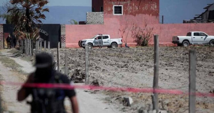 En Teuchitlán, Jalisco, continúan las labores de búsqueda en el Rancho Izaguirre, donde colectivos de búsqueda y autoridades han identificado un cuarto horno, donde podrían encontrarse restos humanos. Hasta la tarde de este jueves, se seguían realizando trabajos de prospección en varios cuadrantes del terreno, tanto dentro como en los alrededores del rancho. Sin embargo, no se han realizado excavaciones hoy, las cuales se llevarán a cabo mañana. Los colectivos narraron las labores que se han realizado dentro del rancho. En una entrevista, un miembro de los colectivos de búsqueda comentó que se había identificado un cuarto punto de interés con restos humanos en el Rancho Izaguirre. El cual se ubica en la comunidad de La Estanzuela, en Teuchitlán. "Sí, efectivamente, como lo mencionas, y aparte un cuarto horno crematorio. Ahora, como el equipo de ciencias forenses está trabajando con los tres hornos que encontramos el día 5, yo creo que mañana comenzarán a trabajar con este cuarto que ya nos señalaron. Lo que queremos es recuperar todos los cuerpos y restos humanos que estén sepultados", explicó el integrante del colectivo. Cuarto horno clandestino en Teuchitlán Se dio con un posible cuarto horno crematorio, después de más de dos horas de trabajo coordinado entre la Fiscalía de Jalisco, la Comisión Nacional de Búsqueda y los colectivos. Aunque será necesario realizar una excavación, la cual comenzará el día viernes. Por lo tanto, el cuarto horno crematorio deberá ser confirmado por las autoridades. También se informó de una zona en el fondo del rancho. Ahí se detectó la presencia de un solvente que podría tratarse de sosa cáustica bajo la tierra. Este punto también comenzará a ser procesado el 14 de marzo.  Te puede interesar: Rancho Izaguirre de Jalisco ¿Qué dijo el alcalde de Teuchitlán sobre los crematorios clandestinos?