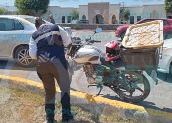 Repartidor choca contra auto al tomar retorno y acaba en el hospital en Ciudad Victoria