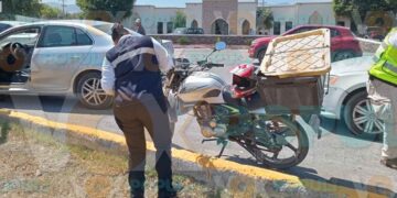 Repartidor choca contra auto al tomar retorno y acaba en el hospital en Ciudad Victoria