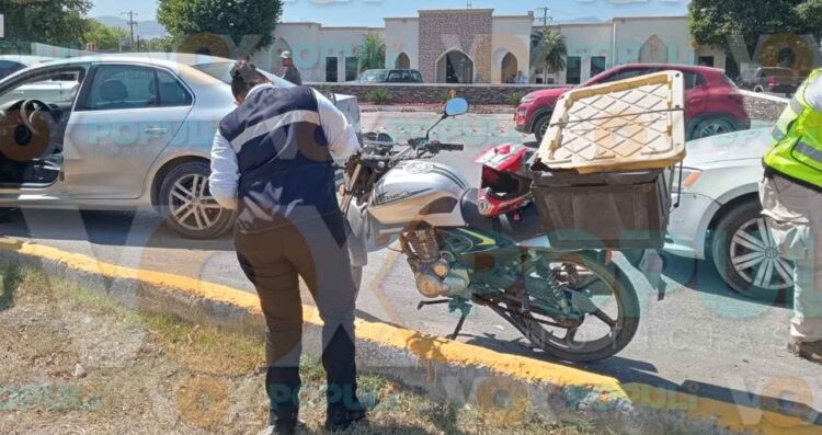 Repartidor choca contra auto al tomar retorno y acaba en el hospital en Ciudad Victoria