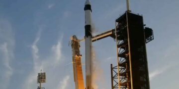 Rescate espacial cohete Falcon 9 en ruta para salvar a los astronautas en la EEI