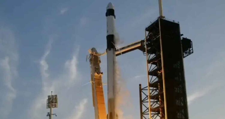 Rescate espacial cohete Falcon 9 en ruta para salvar a los astronautas en la EEI