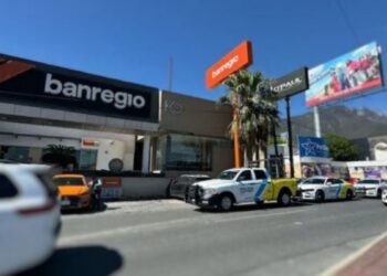 Roban $100 mil pesos a mujer antes de entrar a banco de Cumbres en Monterrey