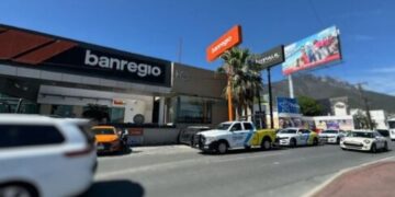 Roban $100 mil pesos a mujer antes de entrar a banco de Cumbres en Monterrey