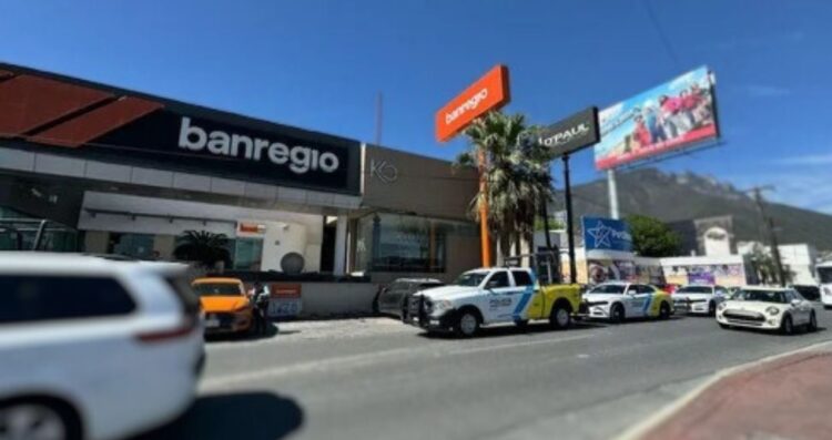Roban $100 mil pesos a mujer antes de entrar a banco de Cumbres en Monterrey