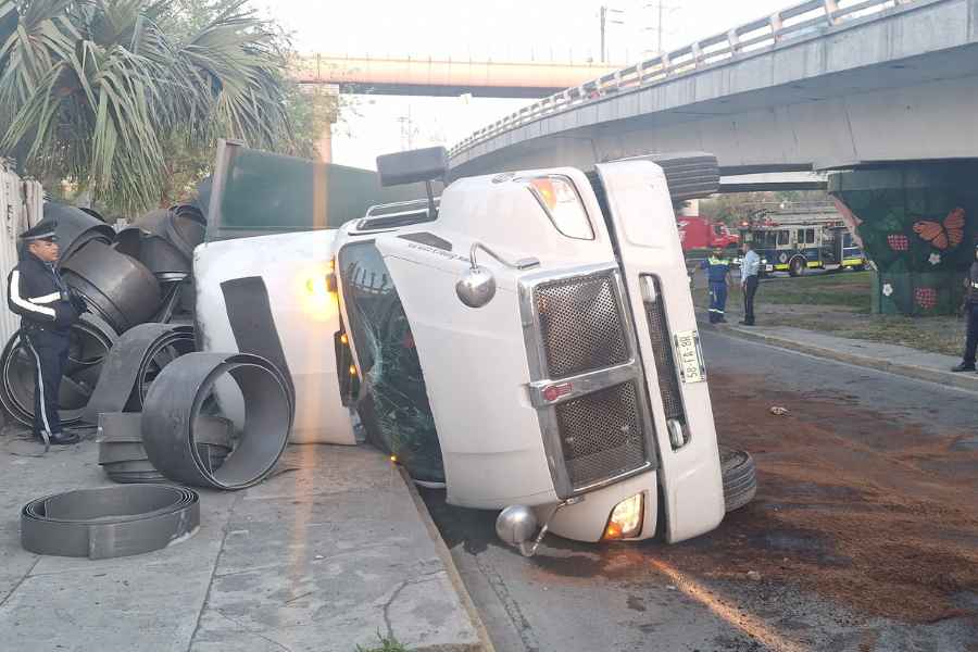 San Nicolás: Trailero queda lesionado al volcar con su unidad en la Avenida Nogalar