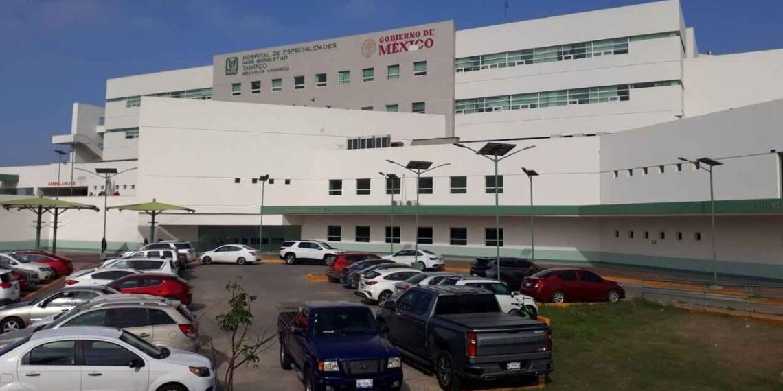 Saturación de hospitales en el sur de Tamaulipas obliga a pacientes a esperar horas en ambulancias