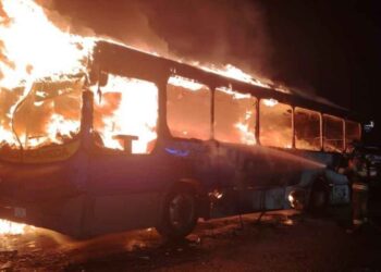 Se incendia camión de la Ruta 88 en San Nicolás de los Garza, Nuevo León