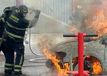 Se incendia camioneta en Azcapotzalco; fuego alcanza otros dos autos y un árbol