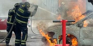 Se incendia camioneta en Azcapotzalco; fuego alcanza otros dos autos y un árbol