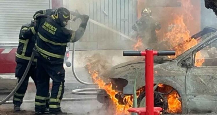 Se incendia camioneta en Azcapotzalco; fuego alcanza otros dos autos y un árbol