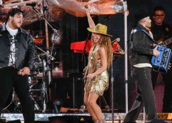 Shakira sorprende a fans con Grupo Frontera