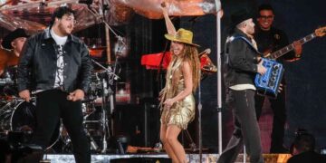 Shakira sorprende a fans con Grupo Frontera