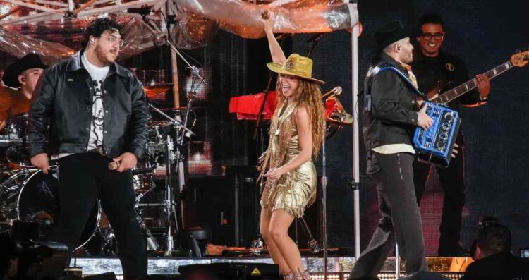 Shakira sorprende a fans con Grupo Frontera