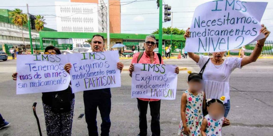 Sin medicamentos por un mes, jubilados protestan frente al IMSS en Ciudad Madero