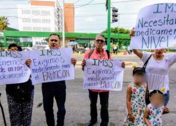 Sin medicamentos por un mes, jubilados protestan frente al IMSS en Ciudad Madero