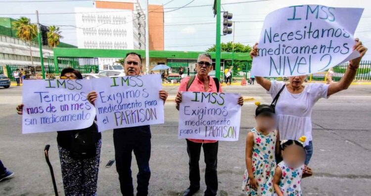 Sin medicamentos por un mes, jubilados protestan frente al IMSS en Ciudad Madero