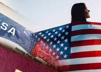 Si hay planes para viajar a Estados Unidos, ya sea en plan de turismo o para visitar a familiares, es necesario obtener una visa de turista, un proceso que puede ser largo y complicado. En caso de ser la primera vez que se solicite, la visa B1/B2, es recomendable comenzar lo antes posible, ya que los tiempos de espera para conseguir una cita siguen siendo bastante largos, variando entre uno y dos años. Aunque la Embajada y los consulados de Estados Unidos en México han implementado medidas para agilizar los plazos, como una plataforma que permite consultar las fechas de citas más cercanas, las demoras todavía son considerables. Solicitud de visa en marzo El Departamento de Estado tiene como objetivo reducir a 90 días el tiempo de espera para obtener una visa en todos los consulados. Sin embargo, si comienzas tu trámite por primera vez en marzo de 2025, es probable que las citas para el trámite de visa se asignen en los siguientes plazos: Tijuana: 91 días de espera. Nogales: 156 días de espera. Ciudad Juárez: 189 días de espera. Guadalajara: 196 días de espera. Matamoros: 210 días de espera. Nuevo Laredo: 217 días de espera. Monterrey: 232 días de espera. Hermosillo: 248 días de espera. Ciudad de México: 262 días de espera. Mérida: 277 días de espera. Para solicitar la visa de turista por primera vez, el primer paso es completar el formulario DS-160, donde deberás ingresar tu información personal y los detalles de tu viaje a Estados Unidos. Este formulario se completa en el portal ceac.state.gov. Una vez que confirmes el formulario DS-160 y realices el pago de 185 dólares, podrás acceder al sitio ais.usvisa-info.com para consultar las citas disponibles. El proceso de solicitud incluye dos citas: la primera en el Centro de Atención al Solicitante (CAS) para la toma de foto y datos biométricos, y la segunda, la entrevista con el oficial consular en la Embajada o consulado, donde se decidirá si la visa es aprobada o rechazada. Te puede interesar: Aumento de precios en EU por aranceles de Trump a México ¿Qué productos se verán afectados? 
