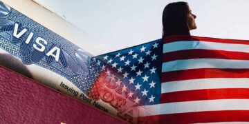 Si hay planes para viajar a Estados Unidos, ya sea en plan de turismo o para visitar a familiares, es necesario obtener una visa de turista, un proceso que puede ser largo y complicado. En caso de ser la primera vez que se solicite, la visa B1/B2, es recomendable comenzar lo antes posible, ya que los tiempos de espera para conseguir una cita siguen siendo bastante largos, variando entre uno y dos años. Aunque la Embajada y los consulados de Estados Unidos en México han implementado medidas para agilizar los plazos, como una plataforma que permite consultar las fechas de citas más cercanas, las demoras todavía son considerables. Solicitud de visa en marzo El Departamento de Estado tiene como objetivo reducir a 90 días el tiempo de espera para obtener una visa en todos los consulados. Sin embargo, si comienzas tu trámite por primera vez en marzo de 2025, es probable que las citas para el trámite de visa se asignen en los siguientes plazos: Tijuana: 91 días de espera. Nogales: 156 días de espera. Ciudad Juárez: 189 días de espera. Guadalajara: 196 días de espera. Matamoros: 210 días de espera. Nuevo Laredo: 217 días de espera. Monterrey: 232 días de espera. Hermosillo: 248 días de espera. Ciudad de México: 262 días de espera. Mérida: 277 días de espera. Para solicitar la visa de turista por primera vez, el primer paso es completar el formulario DS-160, donde deberás ingresar tu información personal y los detalles de tu viaje a Estados Unidos. Este formulario se completa en el portal ceac.state.gov. Una vez que confirmes el formulario DS-160 y realices el pago de 185 dólares, podrás acceder al sitio ais.usvisa-info.com para consultar las citas disponibles. El proceso de solicitud incluye dos citas: la primera en el Centro de Atención al Solicitante (CAS) para la toma de foto y datos biométricos, y la segunda, la entrevista con el oficial consular en la Embajada o consulado, donde se decidirá si la visa es aprobada o rechazada. Te puede interesar: Aumento de precios en EU por aranceles de Trump a México ¿Qué productos se verán afectados? 