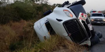 Tractocamión que transportaba combustible volcó en Antiguo Morelos