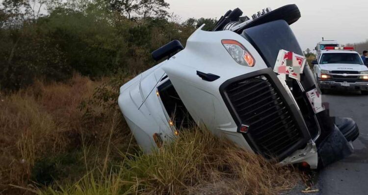 Tractocamión que transportaba combustible volcó en Antiguo Morelos