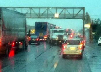 Tráiler queda atravesado tras derrapar y chocar contra un señalamiento vial en el Libramiento Noreste en Escobedo, NL