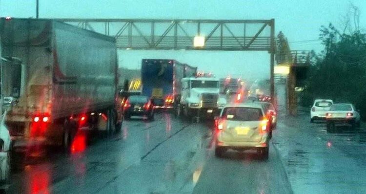 Tráiler queda atravesado tras derrapar y chocar contra un señalamiento vial en el Libramiento Noreste en Escobedo, NL