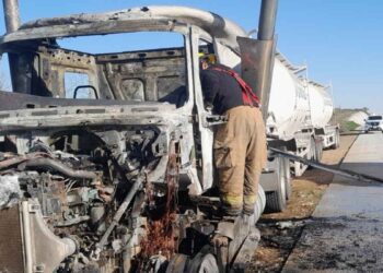 Tráiler se incendia en carretera de Cadereyta; chofer logra salir a tiempo