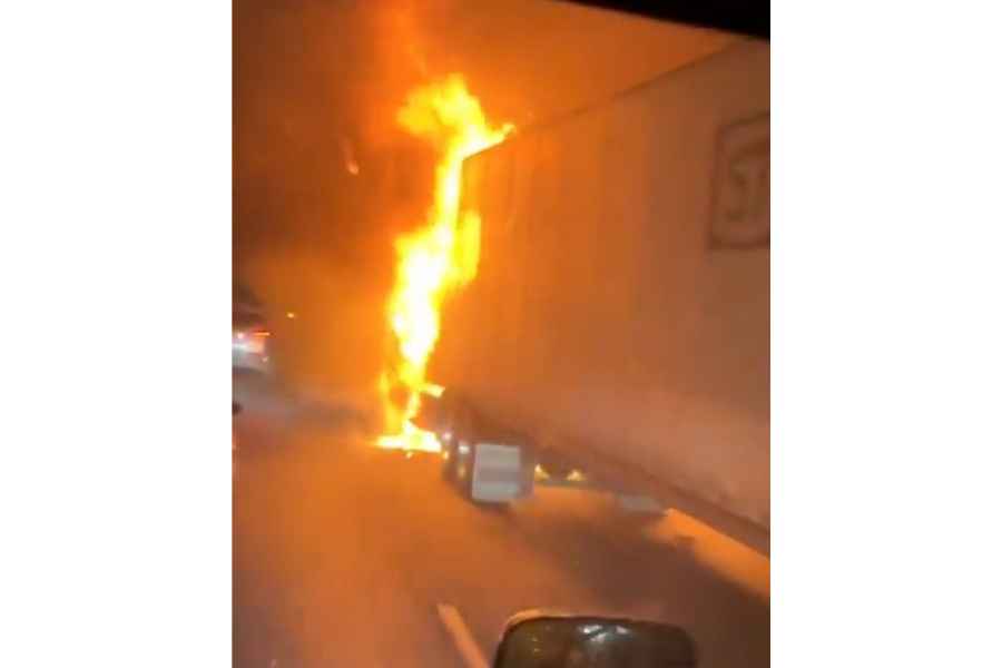 Tráiler se incendia en la autopista México-Querétaro