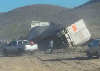 Trailer vuelca en Galeana