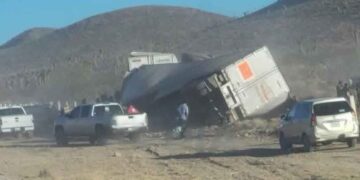 Trailer vuelca en Galeana