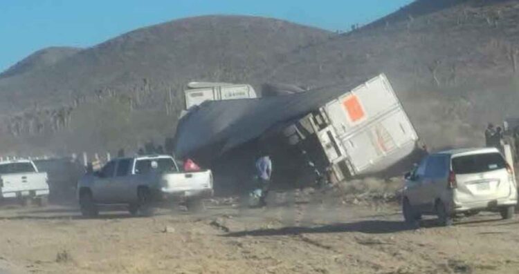 Trailer vuelca en Galeana